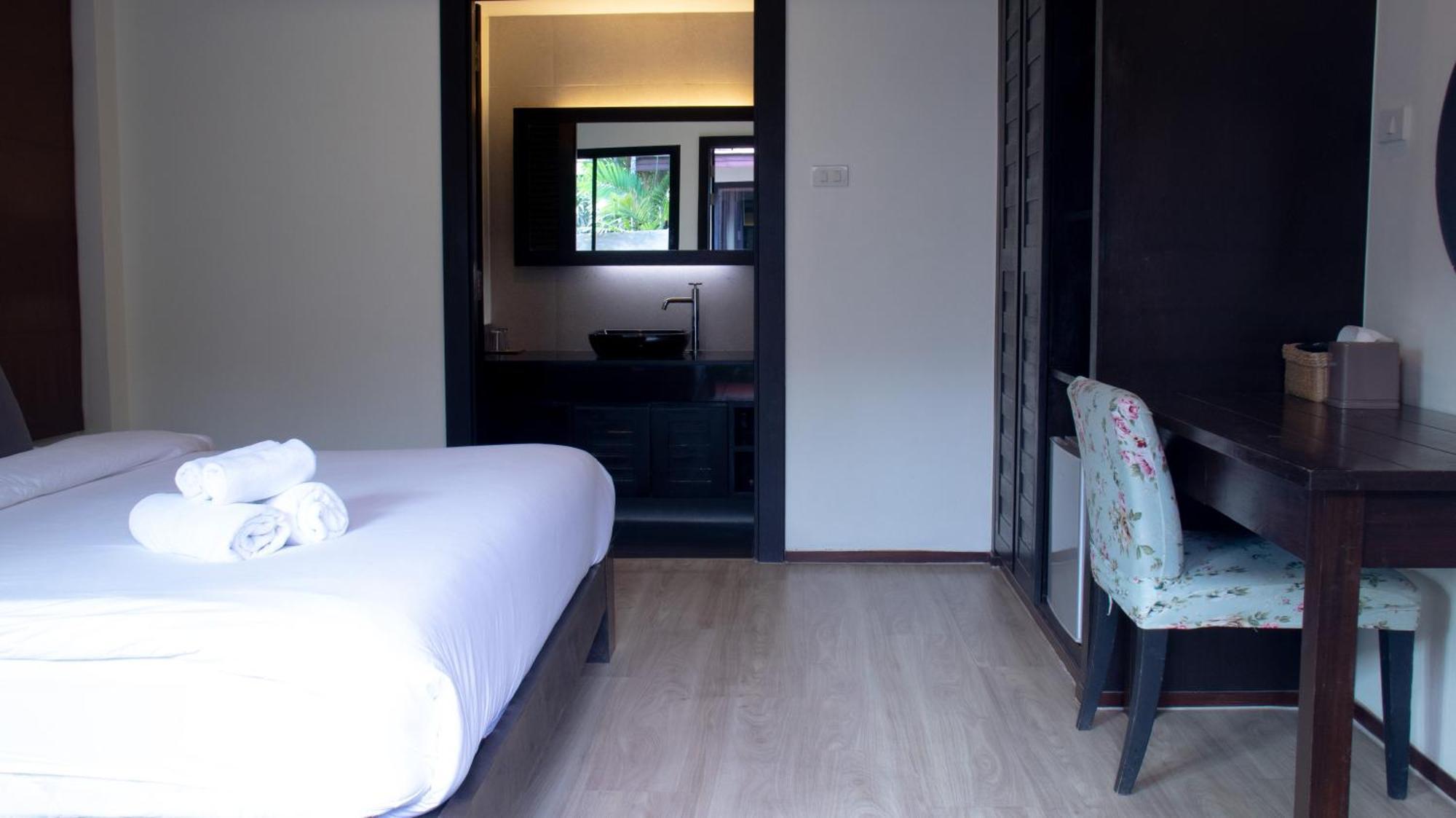 Chidlom Resort Haad Chao Samran Exterior photo